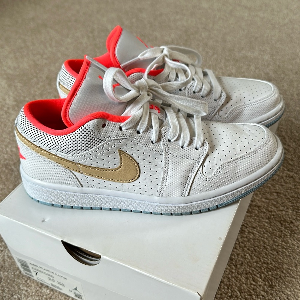 Air Jordan 1 low SE women’s size 7 - white sesame